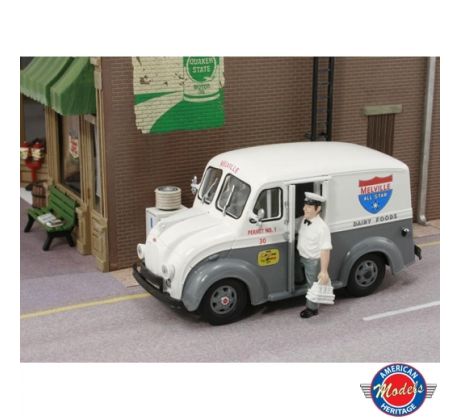 1/43 AHM "Melville Dairy, IL" with Milkman & Carrier