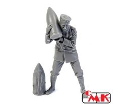 1/35 CMK German WWI Minenwerfer Crewmember Loading Shell