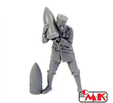 1/35 CMK German WWI Minenwerfer Crewmember Loading Shell